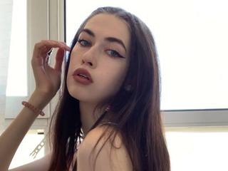 Preferably Lets Talk In English! People Call Me AishaCallis, I'm 18 Years Of Age