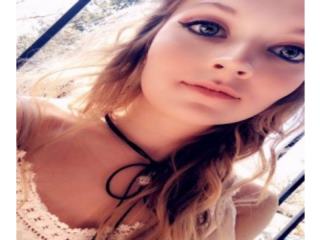 I'm A Camming Irresistible Bimbo! I Am Named SnowWhiteXo And 21 Is My Age